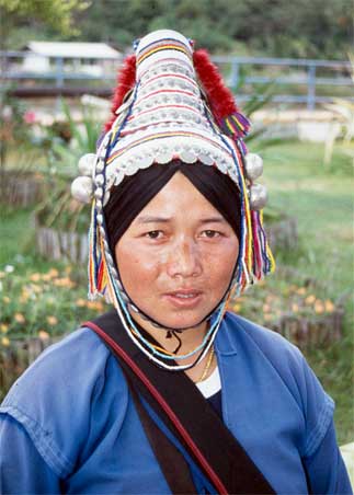 Vuoristoheimon nainen perinteisess asussaan, Pohjois-Thaimaa